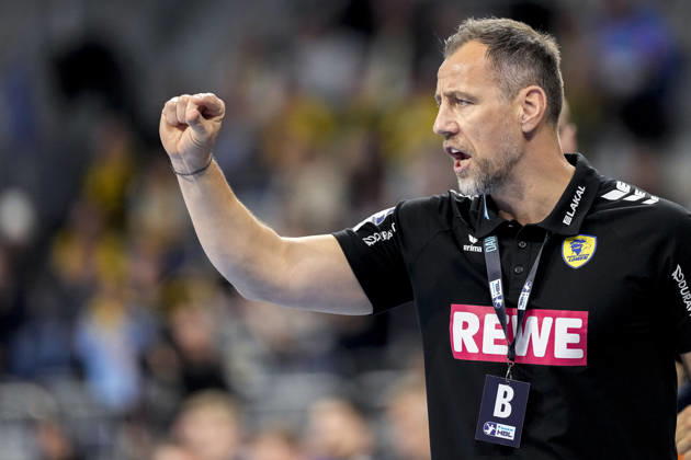 Maik Machulla (Trainer, Cheftrainer, RNL), gibt Anweisungen, gestikuliert, mit den Armen gestikulieren, Einzelbild, Einzelfoto, Aktion, Action, 11.12.2025, Mannheim (Deutschland), Handball, Bundesliga, Rhein-Neckar Löwen - VfL Gummersbach