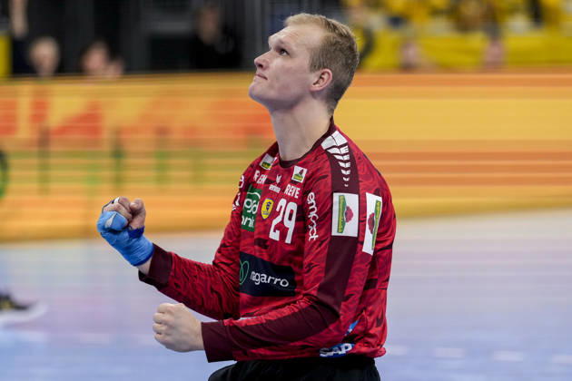 David Späth (Torwart, RNL, 29), Spieler der Rhein-Neckar-Löwen, Einzelbild, Einzelfoto, Aktion, Action, Jubel nach dem Schlusspfiff, Freude über den Sieg, Sieger, Gewinner, jubelt, jubeln, fröhlich, positiv, freut sich, freuen, optimistisch, Highlight, Action, Aktion, 11.12.2025, Mannheim (Deutschland), Handball, Bundesliga, Rhein-Neckar Löwen - VfL Gummersbach