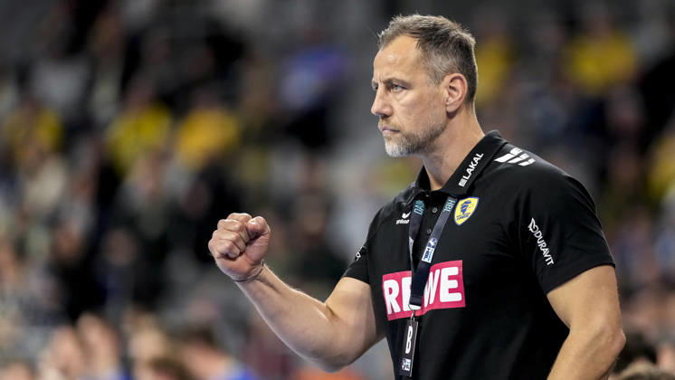 Maik Machulla (Trainer, Cheftrainer, RNL) ballt die Faust, Einzelbild, Einzelfoto, Aktion, Action, jubeln über das Tor zum - , Jubel, Torjubel, Torerfolg, celebrate the goal, goal, celebration, jubelt ueber das Tor, Freuen, Freude, freut sich, optimistisch, positiv, Spielszene, Highlight, Action, Aktion, 11.12.2025, Mannheim (Deutschland), Handball, Bundesliga, Rhein-Neckar Löwen - VfL Gummersbach
