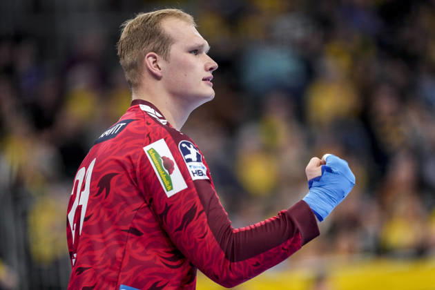 David Späth (Torwart, RNL, 29), Einzelbild, Einzelfoto, Aktion, Action, Jubel, jubeln, jubelt, celebration, Freude, freuen, freut sich, zuversichtlich, optimistisch, positiv, Spielszene, 11.12.2025, Mannheim (Deutschland), Handball, Bundesliga, Rhein-Neckar Löwen - VfL Gummersbach