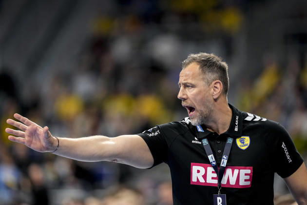 Maik Machulla (Trainer, Cheftrainer, RNL), gibt Anweisungen, gestikuliert, mit den Armen gestikulieren, Einzelbild, Einzelfoto, Aktion, Action, 11.12.2025, Mannheim (Deutschland), Handball, Bundesliga, Rhein-Neckar Löwen - VfL Gummersbach