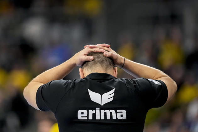 Maik Machulla (Trainer, Cheftrainer, RNL) schlägt aus Frust die Hände über dem Kopf zusammen, Einzelbild, Einzelfoto, Aktion, Action, enttäuscht schauend, Enttäuschung, Frustration, disappointed, pessimistisch, 11.12.2025, Mannheim (Deutschland), Handball, Bundesliga, Rhein-Neckar Löwen - VfL Gummersbach