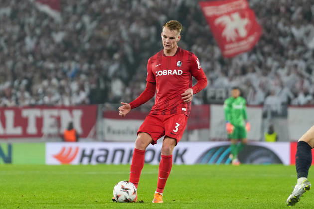 Philipp Lienhart (SC Freiburg, 03) am Ball , Deutschland, Fussball, UEFA Europa League, 6.Spieltag, Ligaphase, 2025 2026, SC Freiburg vs. FC Salzburg, 11.12.2025, Europa-Park Stadion, Freiburg, Deutschland Freiburg Europa-Park Stadion Baden-Württemberg Deutschland Copyright: xArnexAmbergx