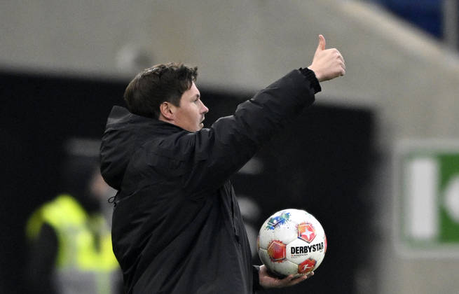 Trainer Coach Merlin Polzin Hamburger SV HSV am Spielfeldrand Gestik Geste Daumen hoch mit Spielball TSG 1899 Hoffenheim vs Hamburger SV HSV 13.12.2025 DFL REGULATIONS PROHIBIT ANY USE OF PHOTOGRAPHS AS IMAGE SEQUENCES AND OR QUASI-VIDEO TSG 1899 Hoffenheim vs Hamburger SV HSV