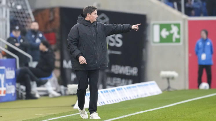 Merlin Polzin (Trainer, Cheftrainer, HSV), gibt Anweisungen, gestikuliert, mit den Armen gestikulieren, Freisteller, Ganzkörper, Einzelbild, Einzelfoto, Aktion, Action, 13.12.2025, Sinsheim (Deutschland), Fussball, Bundesliga, TSG 1899 Hoffenheim - Hamburger SV, DFB DFL REGULATIONS PROHIBIT ANY USE OF PHOTOGRAPHS AS IMAGE SEQUENCES AND OR QUASI-VIDEO.