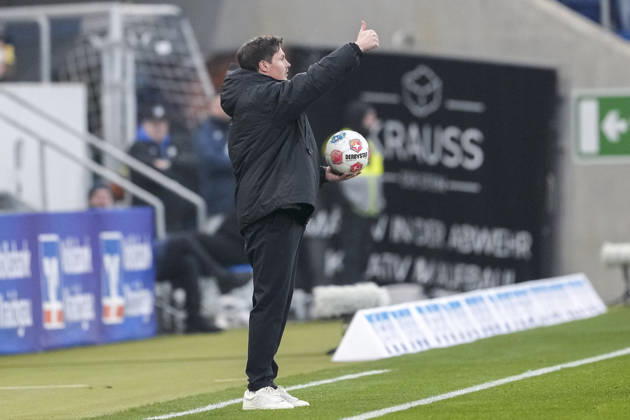 Merlin Polzin (Trainer, Cheftrainer, HSV), mit Daumen nach oben, Geste, Gestik, zuversichtlich, positiv, optimistisch, Freude, freuen, freut sich, Einzelbild, Einzelfoto, Aktion, Action, 13.12.2025, Sinsheim (Deutschland), Fussball, Bundesliga, TSG 1899 Hoffenheim - Hamburger SV, DFB DFL REGULATIONS PROHIBIT ANY USE OF PHOTOGRAPHS AS IMAGE SEQUENCES AND OR QUASI-VIDEO.
