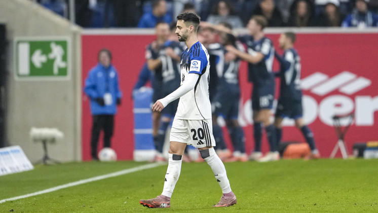 Fabio Vieira (HSV, 20), Spieler vom Hamburger SV (HSV), enttäuscht schauend, Enttäuschung, Frustration, disappointed, pessimistisch, nach dem Gegentor zum 2:0, Action, Aktion, Spielszene, 13.12.2025, Sinsheim (Deutschland), Fussball, Bundesliga, TSG 1899 Hoffenheim - Hamburger SV, DFB DFL REGULATIONS PROHIBIT ANY USE OF PHOTOGRAPHS AS IMAGE SEQUENCES AND OR QUASI-VIDEO.