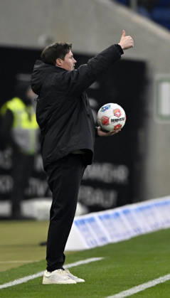 Trainer Coach Merlin Polzin Hamburger SV HSV am Spielfeldrand Gestik Geste Daumen hoch mit Spielball TSG 1899 Hoffenheim vs Hamburger SV HSV 13.12.2025 DFL REGULATIONS PROHIBIT ANY USE OF PHOTOGRAPHS AS IMAGE SEQUENCES AND OR QUASI-VIDEO TSG 1899 Hoffenheim vs Hamburger SV HSV