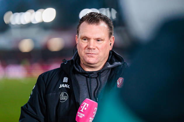Uwe Koschinat (Rot-Weiss Essen, Cheftrainer) im Interview mit Magenta GER, SC Verl vs. Rot-Weiss Essen, Fussball, 3. Liga, 18. Spieltag, Spielzeit 2025 2026, 13.12.2025 DFL Regulations prohibit any use of photographers as image sequences and or quasi-video. GER, SC Verl vs. Rot-Weiss Essen, Fussball, 3. Liga, 18. Spieltag, Spielzeit 2025 2026, 13.12.2025 Verl Copyright: xEibner-Pressefoto JanxRollingerx EP_JSK