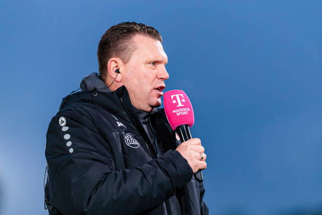 Uwe Koschinat (Rot-Weiss Essen, Cheftrainer) im Interview mit Magenta GER, SC Verl vs. Rot-Weiss Essen, Fussball, 3. Liga, 18. Spieltag, Spielzeit 2025 2026, 13.12.2025 DFL Regulations prohibit any use of photographers as image sequences and or quasi-video. GER, SC Verl vs. Rot-Weiss Essen, Fussball, 3. Liga, 18. Spieltag, Spielzeit 2025 2026, 13.12.2025 Verl Copyright: xEibner-Pressefoto JanxRollingerx EP_JSK