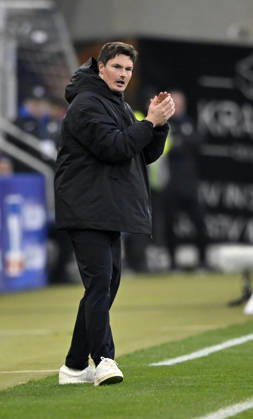 Trainer Coach Merlin Polzin Hamburger SV HSV am Spielfeldrand klatscht aufmunternd in die Haende, Beifall Gestik Geste TSG 1899 Hoffenheim vs Hamburger SV HSV 13.12.2025 DFL REGULATIONS PROHIBIT ANY USE OF PHOTOGRAPHS AS IMAGE SEQUENCES AND OR QUASI-VIDEO TSG 1899 Hoffenheim vs Hamburger SV HSV