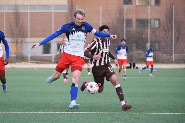 Fußball I Herren I Saison 2025 2026 I Regionalliga Nord I 16. Spieltag I Hamburger SV II U21, U 21 - FC St. Pauli II (U23) I 13.12.2025 Lukas Leonard Bornschein ( 4, HSV, Teamkapitän), Haron Sabah ( 17, FCSP) (Nur zur redaktionellen Nutzung.) Hamburg Stadion Hoheluft, Lokstedter Steindamm 87 Hamburg Deutschland Copyright: xLobeca RobertoxSeidelx