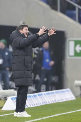 Merlin Polzin (Trainer, Cheftrainer, HSV), gibt Anweisungen, gestikuliert, mit den Armen gestikulieren, Freisteller, Ganzkörper, Einzelbild, Einzelfoto, Aktion, Action, am Spielfeldrand, an der Seitenauslinie, ist wütend, ruft, schreit, schreien, schreiend, 13.12.2025, Sinsheim (Deutschland), Fussball, Bundesliga, TSG 1899 Hoffenheim - Hamburger SV, DFB DFL REGULATIONS PROHIBIT ANY USE OF PHOTOGRAPHS AS IMAGE SEQUENCES AND OR QUASI-VIDEO.