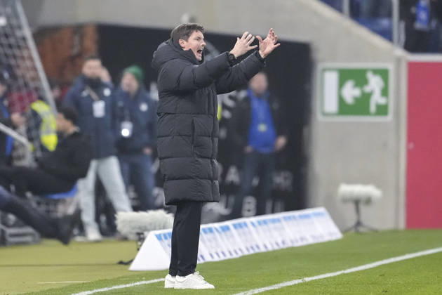 Merlin Polzin (Trainer, Cheftrainer, HSV), gibt Anweisungen, gestikuliert, mit den Armen gestikulieren, Freisteller, Ganzkörper, Einzelbild, Einzelfoto, Aktion, Action, am Spielfeldrand, an der Seitenauslinie, ist wütend, ruft, schreit, schreien, schreiend, 13.12.2025, Sinsheim (Deutschland), Fussball, Bundesliga, TSG 1899 Hoffenheim - Hamburger SV, DFB DFL REGULATIONS PROHIBIT ANY USE OF PHOTOGRAPHS AS IMAGE SEQUENCES AND OR QUASI-VIDEO.
