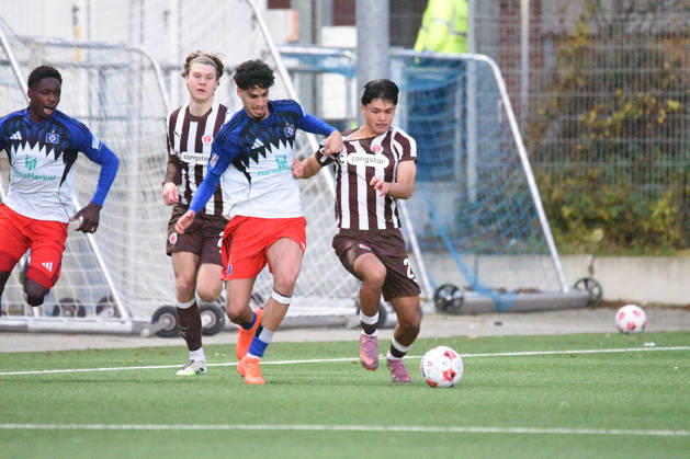 Fußball I Herren I Saison 2025 2026 I Regionalliga Nord I 16. Spieltag I Hamburger SV II U21, U 21 - FC St. Pauli II (U23) I 13.12.2025 Omar Abdel Megeed ( 22, HSV, von 1. Herren), Nick Schmidt ( 28, FCSP) (Nur zur redaktionellen Nutzung.) Hamburg Stadion Hoheluft, Lokstedter Steindamm 87 Hamburg Deutschland Copyright: xLobeca RobertoxSeidelx
