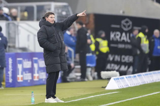 Merlin Polzin (Trainer, Cheftrainer, HSV), gibt Anweisungen, gestikuliert, mit den Armen gestikulieren, Freisteller, Ganzkörper, Einzelbild, Einzelfoto, Aktion, Action, 13.12.2025, Sinsheim (Deutschland), Fussball, Bundesliga, TSG 1899 Hoffenheim - Hamburger SV, DFB DFL REGULATIONS PROHIBIT ANY USE OF PHOTOGRAPHS AS IMAGE SEQUENCES AND OR QUASI-VIDEO.