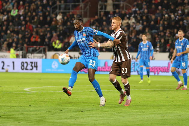 Fußball I Herren I Saison 2025 2026 I 1. Bundesliga I 14. Spieltag I FC St. Pauli - 1. FC Heidenheim I 13.12.2025 Omar-Haktab Traore (23, 1. FC Heidenheim) & Louis Oppie (23, FC St. Pauli) Hamburg Millerntor-Stadion Deutschland Copyright: xLobeca VivianxPfaffx