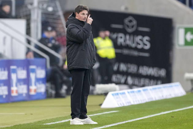 Merlin Polzin (Trainer, Cheftrainer, HSV), gibt Anweisungen, gestikuliert, mit den Armen gestikulieren, Freisteller, Ganzkörper, Einzelbild, Einzelfoto, Aktion, Action, 13.12.2025, Sinsheim (Deutschland), Fussball, Bundesliga, TSG 1899 Hoffenheim - Hamburger SV, DFB DFL REGULATIONS PROHIBIT ANY USE OF PHOTOGRAPHS AS IMAGE SEQUENCES AND OR QUASI-VIDEO.