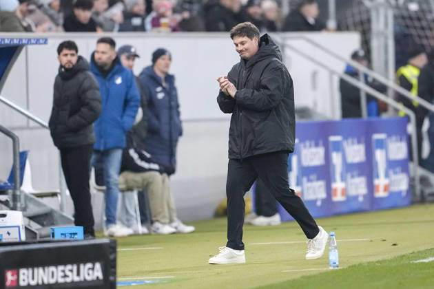 Merlin Polzin (Trainer, Cheftrainer, HSV), Freisteller, Ganzkörper, Einzelbild, Einzelfoto, Aktion, Action, enttäuscht schauend, Enttäuschung, Frustration, disappointed, pessimistisch, am Spielfeldrand, an der Seitenauslinie, 13.12.2025, Sinsheim (Deutschland), Fussball, Bundesliga, TSG 1899 Hoffenheim - Hamburger SV, DFB DFL REGULATIONS PROHIBIT ANY USE OF PHOTOGRAPHS AS IMAGE SEQUENCES AND OR QUASI-VIDEO.