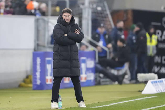 Merlin Polzin (Trainer, Cheftrainer, HSV), Freisteller, Ganzkörper, Einzelbild, Einzelfoto, Aktion, Action, am Spielfeldrand, an der Seitenauslinie, 13.12.2025, Sinsheim (Deutschland), Fussball, Bundesliga, TSG 1899 Hoffenheim - Hamburger SV, DFB DFL REGULATIONS PROHIBIT ANY USE OF PHOTOGRAPHS AS IMAGE SEQUENCES AND OR QUASI-VIDEO.