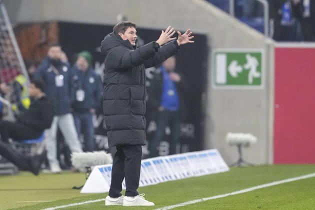 Merlin Polzin (Trainer, Cheftrainer, HSV), gibt Anweisungen, gestikuliert, mit den Armen gestikulieren, Freisteller, Ganzkörper, Einzelbild, Einzelfoto, Aktion, Action, am Spielfeldrand, an der Seitenauslinie, 13.12.2025, Sinsheim (Deutschland), Fussball, Bundesliga, TSG 1899 Hoffenheim - Hamburger SV, DFB DFL REGULATIONS PROHIBIT ANY USE OF PHOTOGRAPHS AS IMAGE SEQUENCES AND OR QUASI-VIDEO.