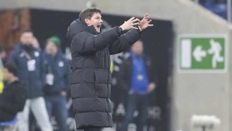 Merlin Polzin (Trainer, Cheftrainer, HSV), gibt Anweisungen, gestikuliert, mit den Armen gestikulieren, Einzelbild, Einzelfoto, Aktion, Action, am Spielfeldrand, an der Seitenauslinie, ist wütend, ruft, schreit, schreien, schreiend, 13.12.2025, Sinsheim (Deutschland), Fussball, Bundesliga, TSG 1899 Hoffenheim - Hamburger SV, DFB DFL REGULATIONS PROHIBIT ANY USE OF PHOTOGRAPHS AS IMAGE SEQUENCES AND OR QUASI-VIDEO.