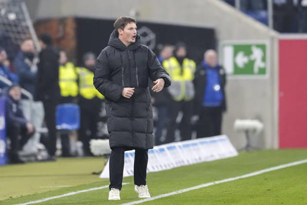 Merlin Polzin (Trainer, Cheftrainer, HSV), gibt Anweisungen, gestikuliert, mit den Armen gestikulieren, Freisteller, Ganzkörper, Einzelbild, Einzelfoto, Aktion, Action, am Spielfeldrand, an der Seitenauslinie, 13.12.2025, Sinsheim (Deutschland), Fussball, Bundesliga, TSG 1899 Hoffenheim - Hamburger SV, DFB DFL REGULATIONS PROHIBIT ANY USE OF PHOTOGRAPHS AS IMAGE SEQUENCES AND OR QUASI-VIDEO.