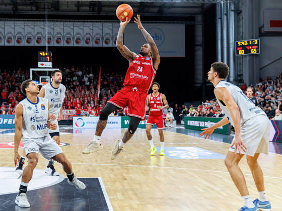 Kevin McClain (MLP Academics Heidelberg, 03), Mateo Seric (MLP Academics Heidelberg, 21), Cobe Williams (BMA365 Bamberg Baskets, 24), BMA365 Bamberg Baskets vs. MLP Academics Heidelberg, Basketball, easyCredit BBL, 10. Spieltag, 13.12.2025 BMA365 Bamberg Baskets vs. MLP Academics Heidelberg, Basketball, easyCredit BBL, 10. Spieltag, 13.12.2025 Bamberg Copyright: xEibner-Pressefoto G.xSantemizx EP_EER