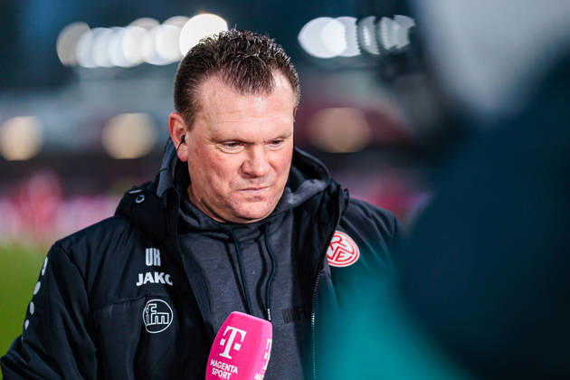 Uwe Koschinat (Rot-Weiss Essen, Cheftrainer) im Interview mit Magenta GER, SC Verl vs. Rot-Weiss Essen, Fussball, 3. Liga, 18. Spieltag, Spielzeit 2025 2026, 13.12.2025 DFL Regulations prohibit any use of photographers as image sequences and or quasi-video. GER, SC Verl vs. Rot-Weiss Essen, Fussball, 3. Liga, 18. Spieltag, Spielzeit 2025 2026, 13.12.2025 Verl Copyright: xEibner-Pressefoto JanxRollingerx EP_JSK