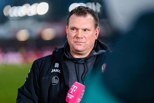 Uwe Koschinat (Rot-Weiss Essen, Cheftrainer) im Interview mit Magenta GER, SC Verl vs. Rot-Weiss Essen, Fussball, 3. Liga, 18. Spieltag, Spielzeit 2025 2026, 13.12.2025 DFL Regulations prohibit any use of photographers as image sequences and or quasi-video. GER, SC Verl vs. Rot-Weiss Essen, Fussball, 3. Liga, 18. Spieltag, Spielzeit 2025 2026, 13.12.2025 Verl Copyright: xEibner-Pressefoto JanxRollingerx EP_JSK