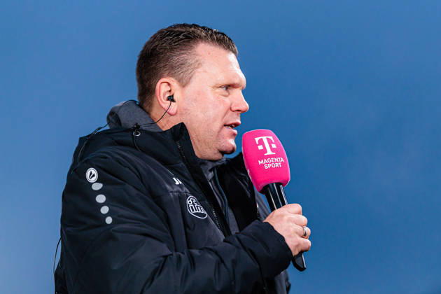 Uwe Koschinat (Rot-Weiss Essen, Cheftrainer) im Interview mit Magenta GER, SC Verl vs. Rot-Weiss Essen, Fussball, 3. Liga, 18. Spieltag, Spielzeit 2025 2026, 13.12.2025 DFL Regulations prohibit any use of photographers as image sequences and or quasi-video. GER, SC Verl vs. Rot-Weiss Essen, Fussball, 3. Liga, 18. Spieltag, Spielzeit 2025 2026, 13.12.2025 Verl Copyright: xEibner-Pressefoto JanxRollingerx EP_JSK