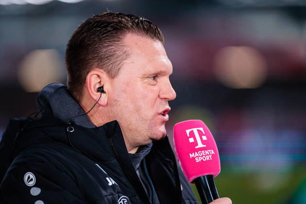 Uwe Koschinat (Rot-Weiss Essen, Cheftrainer) im Interview mit Magenta GER, SC Verl vs. Rot-Weiss Essen, Fussball, 3. Liga, 18. Spieltag, Spielzeit 2025 2026, 13.12.2025 DFL Regulations prohibit any use of photographers as image sequences and or quasi-video. GER, SC Verl vs. Rot-Weiss Essen, Fussball, 3. Liga, 18. Spieltag, Spielzeit 2025 2026, 13.12.2025 Verl Copyright: xEibner-Pressefoto JanxRollingerx EP_JSK