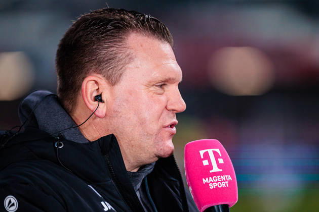 Uwe Koschinat (Rot-Weiss Essen, Cheftrainer) im Interview mit Magenta GER, SC Verl vs. Rot-Weiss Essen, Fussball, 3. Liga, 18. Spieltag, Spielzeit 2025 2026, 13.12.2025 DFL Regulations prohibit any use of photographers as image sequences and or quasi-video. GER, SC Verl vs. Rot-Weiss Essen, Fussball, 3. Liga, 18. Spieltag, Spielzeit 2025 2026, 13.12.2025 Verl Copyright: xEibner-Pressefoto JanxRollingerx EP_JSK
