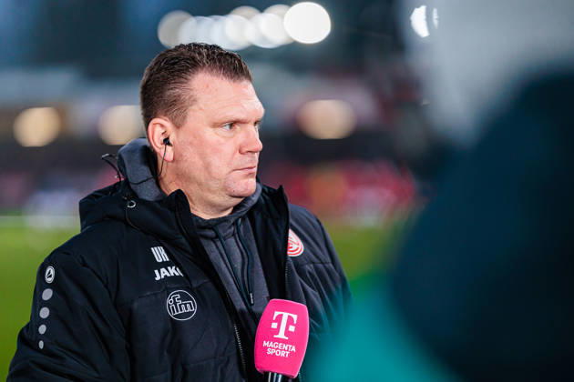 Uwe Koschinat (Rot-Weiss Essen, Cheftrainer) im Interview mit Magenta GER, SC Verl vs. Rot-Weiss Essen, Fussball, 3. Liga, 18. Spieltag, Spielzeit 2025 2026, 13.12.2025 DFL Regulations prohibit any use of photographers as image sequences and or quasi-video. GER, SC Verl vs. Rot-Weiss Essen, Fussball, 3. Liga, 18. Spieltag, Spielzeit 2025 2026, 13.12.2025 Verl Copyright: xEibner-Pressefoto JanxRollingerx EP_JSK