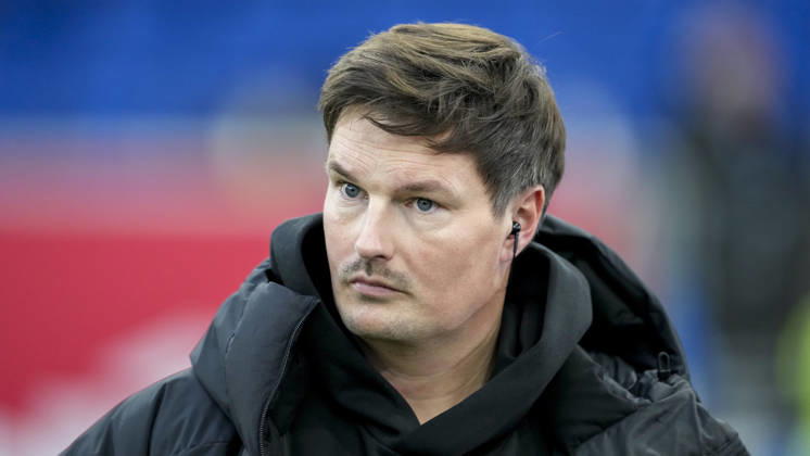 Merlin Polzin (Trainer, Cheftrainer, HSV), Einzelbild, Einzelfoto, Aktion, Action, 13.12.2025, Sinsheim (Deutschland), Fussball, Bundesliga, TSG 1899 Hoffenheim - Hamburger SV, DFB DFL REGULATIONS PROHIBIT ANY USE OF PHOTOGRAPHS AS IMAGE SEQUENCES AND OR QUASI-VIDEO.