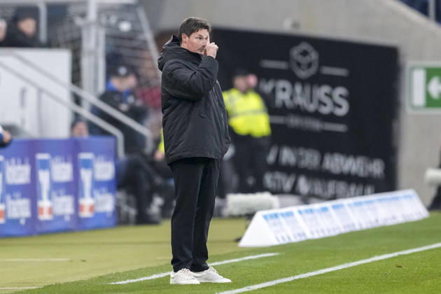 Merlin Polzin (Trainer, Cheftrainer, HSV), gibt Anweisungen, gestikuliert, mit den Armen gestikulieren, Freisteller, Ganzkörper, Einzelbild, Einzelfoto, Aktion, Action, am Spielfeldrand, an der Seitenauslinie, 13.12.2025, Sinsheim (Deutschland), Fussball, Bundesliga, TSG 1899 Hoffenheim - Hamburger SV, DFB DFL REGULATIONS PROHIBIT ANY USE OF PHOTOGRAPHS AS IMAGE SEQUENCES AND OR QUASI-VIDEO.