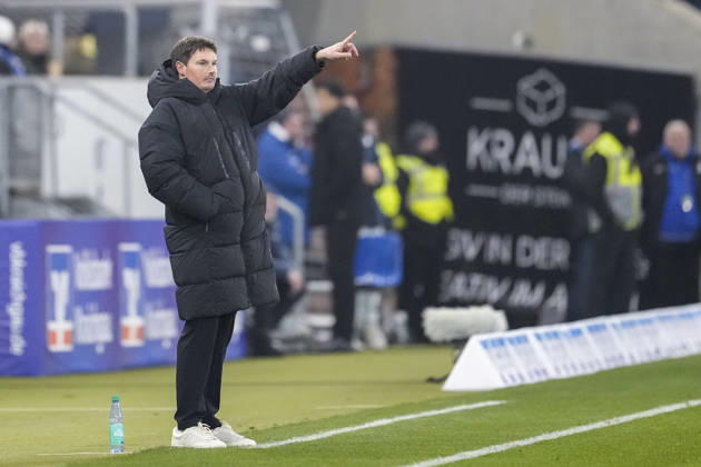 Merlin Polzin (Trainer, Cheftrainer, HSV), gibt Anweisungen, gestikuliert, mit den Armen gestikulieren, Freisteller, Ganzkörper, Einzelbild, Einzelfoto, Aktion, Action, am Spielfeldrand, an der Seitenauslinie, 13.12.2025, Sinsheim (Deutschland), Fussball, Bundesliga, TSG 1899 Hoffenheim - Hamburger SV, DFB DFL REGULATIONS PROHIBIT ANY USE OF PHOTOGRAPHS AS IMAGE SEQUENCES AND OR QUASI-VIDEO.