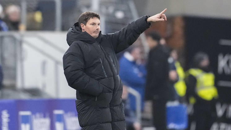 Merlin Polzin (Trainer, Cheftrainer, HSV), gibt Anweisungen, gestikuliert, mit den Armen gestikulieren, Einzelbild, Einzelfoto, Aktion, Action, 13.12.2025, Sinsheim (Deutschland), Fussball, Bundesliga, TSG 1899 Hoffenheim - Hamburger SV, DFB DFL REGULATIONS PROHIBIT ANY USE OF PHOTOGRAPHS AS IMAGE SEQUENCES AND OR QUASI-VIDEO.