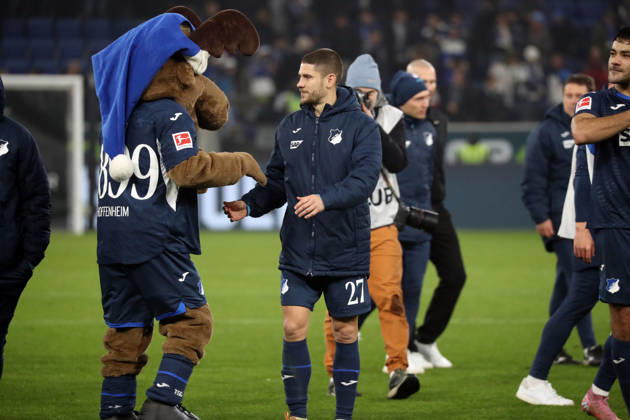13.12.25 TSG 1899 Hoffenheim - Hamburger SV Deutschland, Sinsheim, 13.12.2025, Fussball, Bundesliga, Saison 2025 2026, TSG 1899 Hoffenheim - Hamburger SV: v.l. Hoffi (Maskottchen TSG 1899 Hoffenheim), Andrej Kramaric (TSG 1899 Hoffenheim).