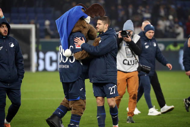 13.12.25 TSG 1899 Hoffenheim - Hamburger SV Deutschland, Sinsheim, 13.12.2025, Fussball, Bundesliga, Saison 2025 2026, TSG 1899 Hoffenheim - Hamburger SV: v.l. Hoffi (Maskottchen TSG 1899 Hoffenheim), Andrej Kramaric (TSG 1899 Hoffenheim).