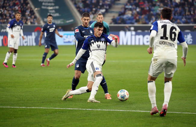 13.12.25 TSG 1899 Hoffenheim - Hamburger SV Deutschland, Sinsheim, 13.12.2025, Fussball, Bundesliga, Saison 2025 2026, TSG 1899 Hoffenheim - Hamburger SV: v.l. Andrej Kramaric (TSG 1899 Hoffenheim), Nicolas Capaldo (Hamburger SV).