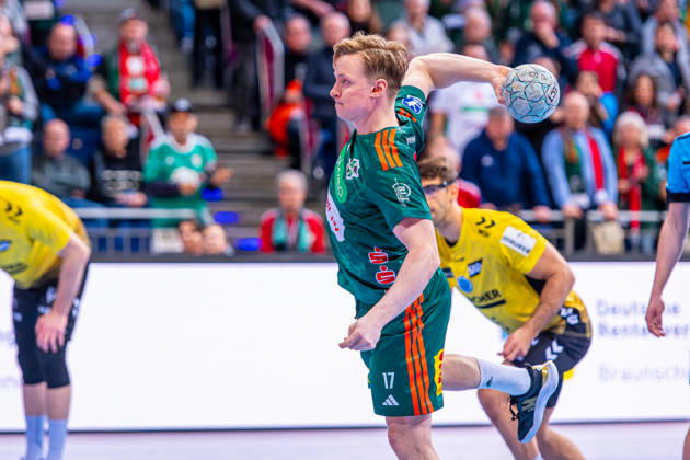 August Pedersen (TSV Hannover-Burgdorf, Nr. 17) (v.l.), TSV Hannover-Burgdorf (grün) gegen TVB Stuttgart (gelb) am 17. Spieltag der Saison 2025 2026 in der DAIKIN Handball-Bundesliga (14.12.2025, ZAG Arena (Hannover, GER), Copyright: xJanxGuentherx xTSVxHannover-Burgdorfx