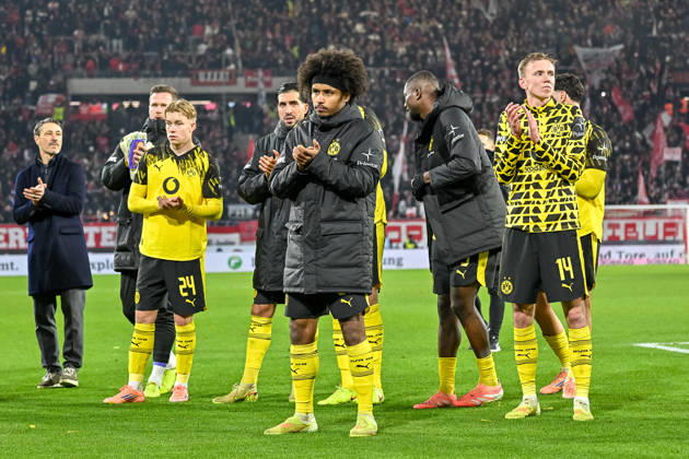 Niko Kovac (Borussia Dortmund, Cheftrainer), Daniel Svensson (Borussia Dortmund, 24), Karim Adeyemi (Borussia Dortmund, 27), Maximilian Beier (Borussia Dortmund, 14) mit MItspieler vor der Kurve. GER, SC Freiburg - Borussia Dortmund, Fussball, Bundesliga, 14. Spieltag, Saison 2025 2026, 14.12.2025 DFL DFB REGULATIONS PROHIBIT ANY USE OF PHOTOGRAPHS AS IMAGE SEQUENCES AND OR QUASI-VIDEO GER, SC Freiburg - Borussia Dortmund, Fussball, Bundesliga, 14. Spieltag, Saison 2025 2026, 14.12.2025 Freiburg Copyright: xEibner-Pressefoto ThomasxHessx EP_THS