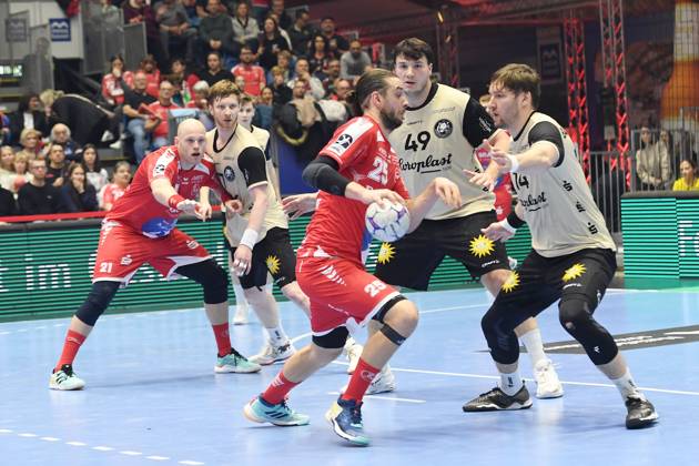 Olle Forsell Schefvert (MT Melsungen 25) (am Ball), Gerdas Babarskas (Bergischer HC 14), Aron Seesing (Bergischer HC 49), Arnar Freyr Arnarsson (MT Melsungen 21) , GER, MT Melsungen - Bergischer HC, Handball, 1. Bundesliga, 17. Spieltag, Saison 2025 2026, 14.12.2025, GER, MT Melsungen - Bergischer HC, Handball, 1. Bundesliga, 17. Spieltag, Saison 2025 2026, 14.12.2025 Kassel Copyright: xEibner-Pressefotox xRolandxSippelx EP_RSL