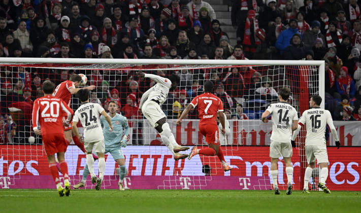 Strafraumszene, Torraumszene Torschuss Aktion Torchance Kopfballduell Zweikampf Aktion Harry Kane FC Bayern Muenchen FCB (09) gegen Torwart Daniel Batz 1. FSV Mainz 05 (33) FC Bayern Muenchen vs 1. FSV Mainz 05 14.12.2025 DFL REGULATIONS PROHIBIT ANY USE OF PHOTOGRAPHS AS IMAGE SEQUENCES AND OR QUASI-VIDEO FC Bayern Muenchen vs 1. FSV Mainz 05