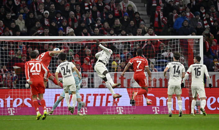 Strafraumszene, Torraumszene Torschuss Aktion Torchance Kopfballduell Zweikampf Aktion Harry Kane FC Bayern Muenchen FCB (09) gegen Torwart Daniel Batz 1. FSV Mainz 05 (33) FC Bayern Muenchen vs 1. FSV Mainz 05 14.12.2025 DFL REGULATIONS PROHIBIT ANY USE OF PHOTOGRAPHS AS IMAGE SEQUENCES AND OR QUASI-VIDEO FC Bayern Muenchen vs 1. FSV Mainz 05