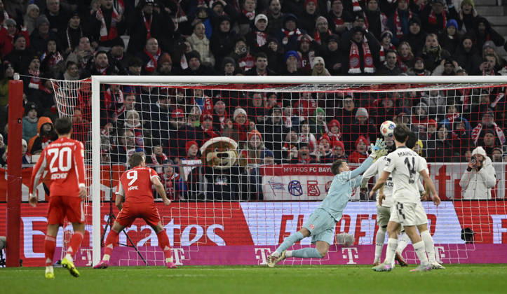 Strafraumszene, Torraumszene Torschuss Aktion Torchance Kopfballduell Zweikampf Aktion Harry Kane FC Bayern Muenchen FCB (09) gegen Torwart Daniel Batz 1. FSV Mainz 05 (33) FC Bayern Muenchen vs 1. FSV Mainz 05 14.12.2025 DFL REGULATIONS PROHIBIT ANY USE OF PHOTOGRAPHS AS IMAGE SEQUENCES AND OR QUASI-VIDEO FC Bayern Muenchen vs 1. FSV Mainz 05
