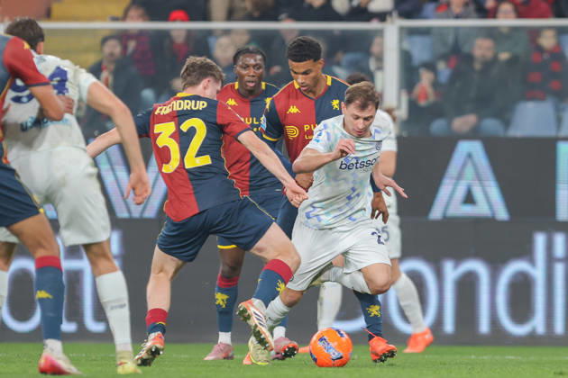 GenoaÕs Morten Frendrup fights for the ball with InterÕs Nicol˜ Barella during the Serie A soccer match between Genoa and Inter at the Luigi Ferraris Stadium in Genoa, Italy - Sunday, December 14, 2025. - Soccer .  Copyright: xTanoxPecoraro LaPressex