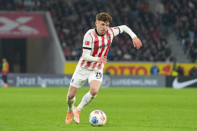 Philipp Treu (SC Freiburg, 29) am Ball , Deutschland, Fussball, 1. Bundesliga, 14.Spieltag, 2025 2026, SC Freiburg vs. Borussia Dortmund, 14.12.2025, Europa-Park Stadion, Freiburg, Deutschland DFL REGULATIONS PROHIBIT ANY USE OF PHOTOGRAPHS AS IMAGE SEQUENCES AND OR QUASI-VIDEO. Freiburg Europa-Park Stadion Baden-Württemberg Deutschland Copyright: xArnexAmbergx