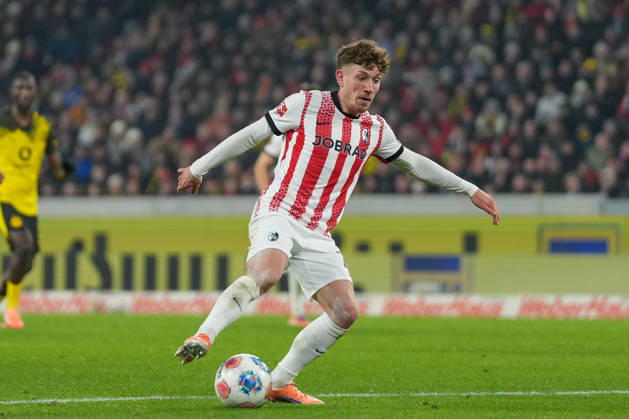 Philipp Treu (SC Freiburg, 29) am Ball , Deutschland, Fussball, 1. Bundesliga, 14.Spieltag, 2025 2026, SC Freiburg vs. Borussia Dortmund, 14.12.2025, Europa-Park Stadion, Freiburg, Deutschland DFL REGULATIONS PROHIBIT ANY USE OF PHOTOGRAPHS AS IMAGE SEQUENCES AND OR QUASI-VIDEO. Freiburg Europa-Park Stadion Baden-Württemberg Deutschland Copyright: xArnexAmbergx